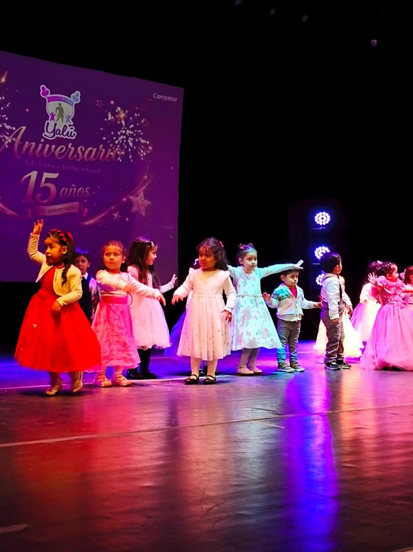 Niños y personal educativo celebrando el aniversario del Jardín Infantil Yalú en Lautaro