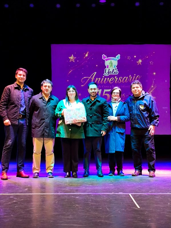 Niños y personal educativo celebrando el aniversario del Jardín Infantil Yalú en Lautaro
