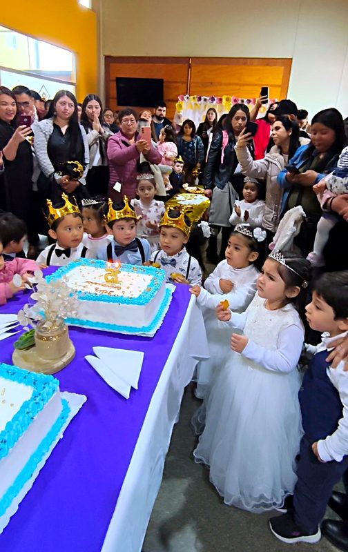 Niños y personal educativo celebrando el aniversario del Jardín Infantil Yalú en Lautaro