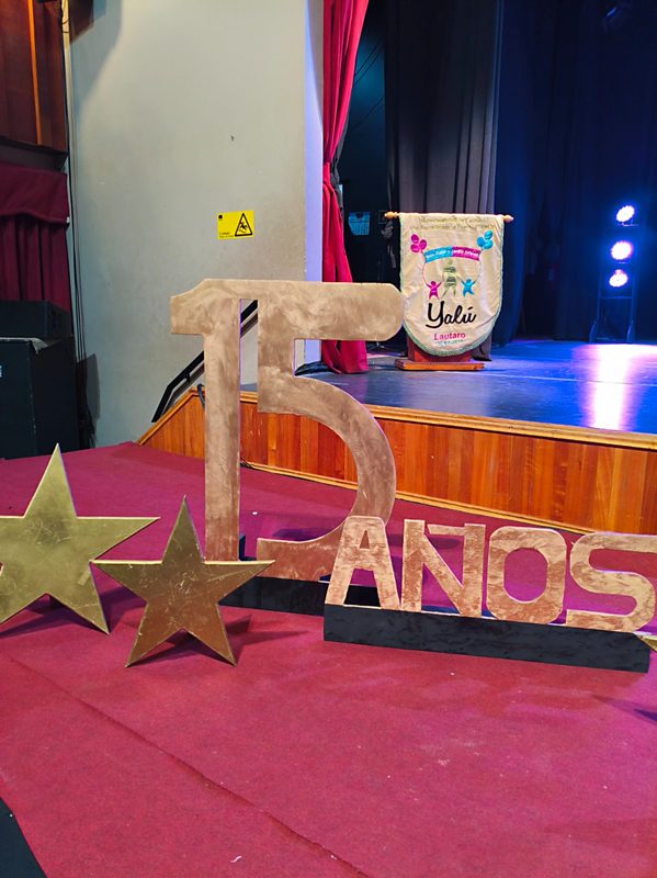 Niños y personal educativo celebrando el aniversario del Jardín Infantil Yalú en Lautaro