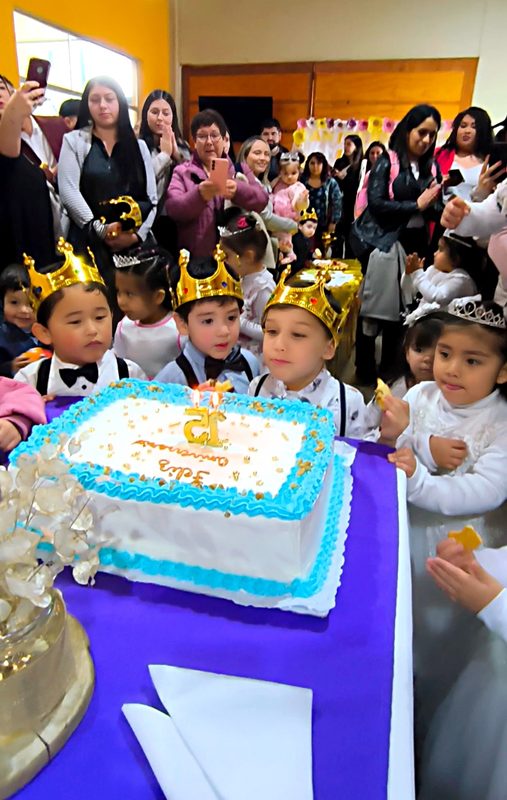 Niños y personal educativo celebrando el aniversario del Jardín Infantil Yalú en Lautaro
