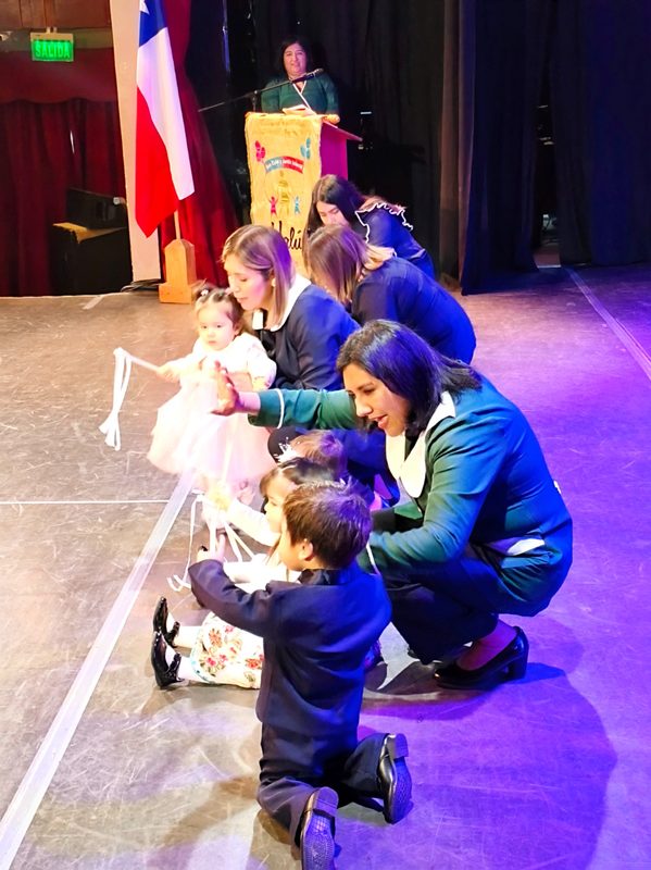 Niños y personal educativo celebrando el aniversario del Jardín Infantil Yalú en Lautaro