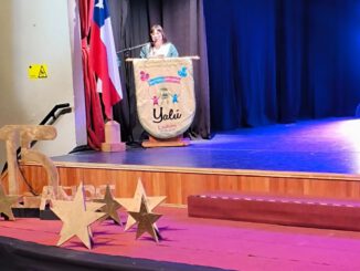 Niños y personal educativo celebrando el aniversario del Jardín Infantil Yalú en Lautaro