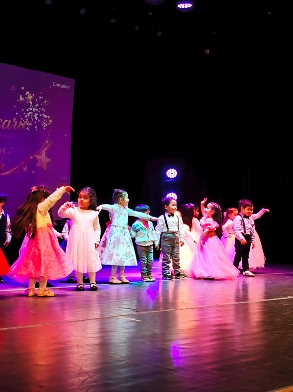 Niños y personal educativo celebrando el aniversario del Jardín Infantil Yalú en Lautaro