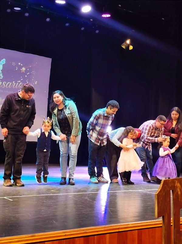 Niños y personal educativo celebrando el aniversario del Jardín Infantil Yalú en Lautaro
