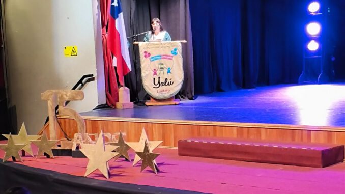 Niños y personal educativo celebrando el aniversario del Jardín Infantil Yalú en Lautaro