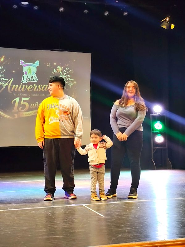 Niños y personal educativo celebrando el aniversario del Jardín Infantil Yalú en Lautaro
