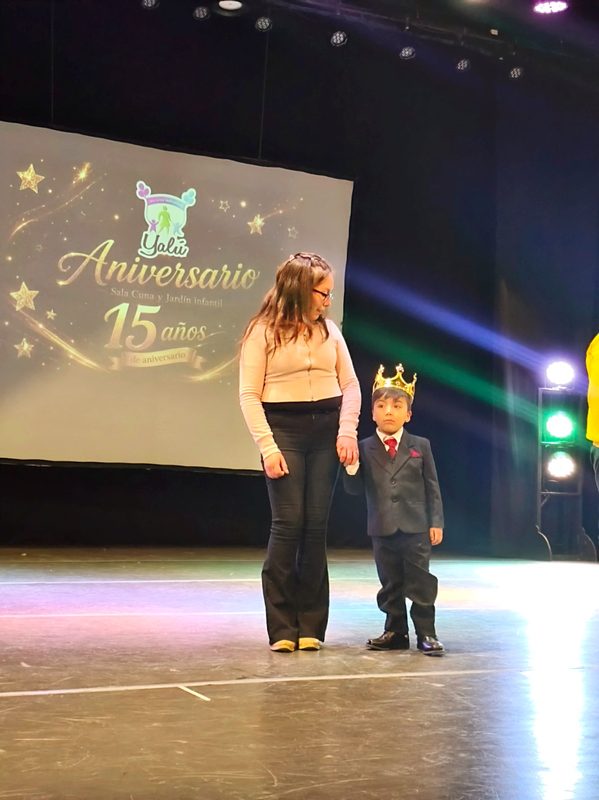 Niños y personal educativo celebrando el aniversario del Jardín Infantil Yalú en Lautaro