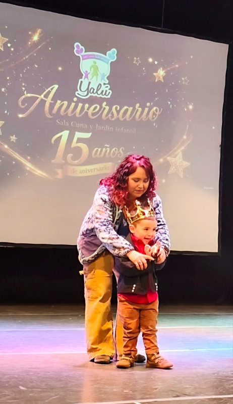Niños y personal educativo celebrando el aniversario del Jardín Infantil Yalú en Lautaro
