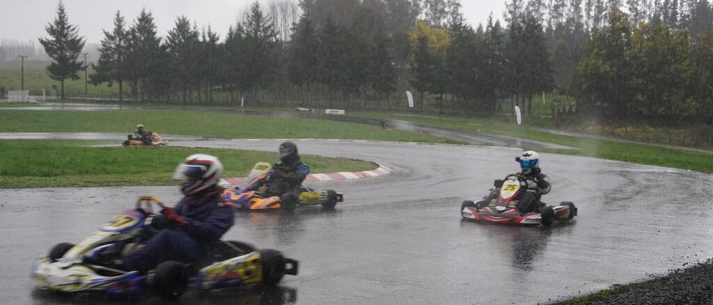 Pilotos de karting compitiendo en el circuito del Kartódromo Valentino en La Araucanía