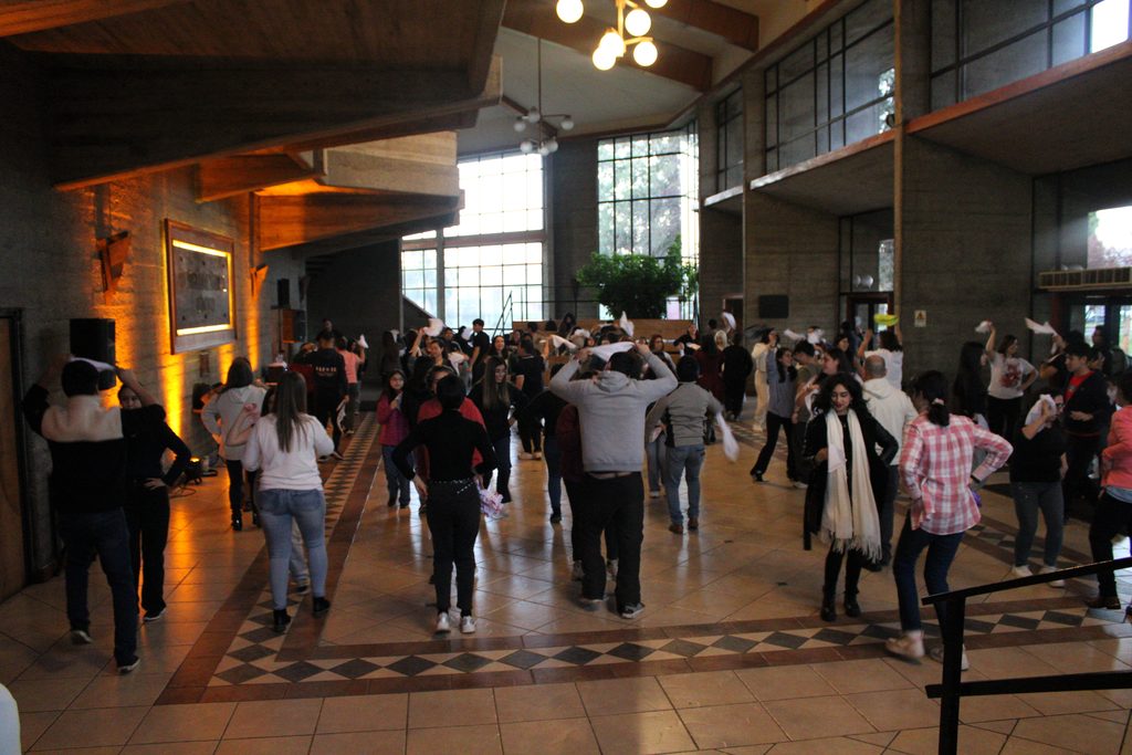 Pareja bailando cueca en las instalaciones del Teatro Municipal de Temuco durante un taller comunitario