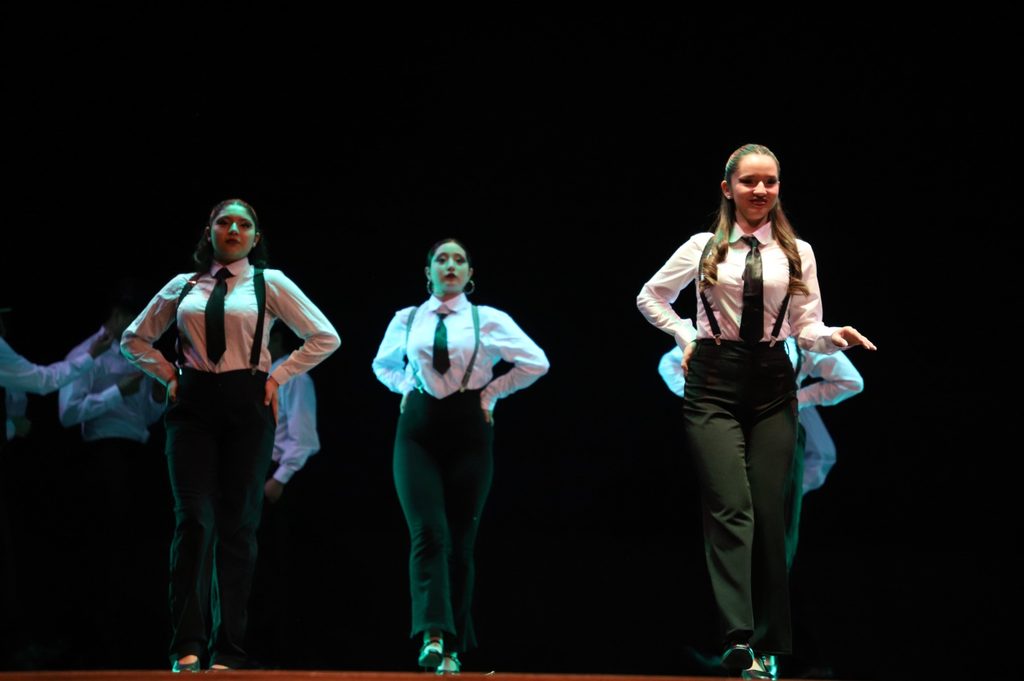 Bailarines y músicos participando en el XI Encuentro de Danzas Mixtas Frecuencia Chilena en el Centro Cultural de Lautaro