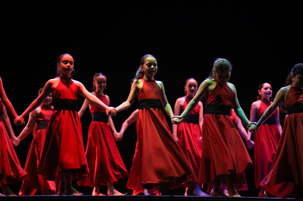 Bailarines y músicos participando en el XI Encuentro de Danzas Mixtas Frecuencia Chilena en el Centro Cultural de Lautaro