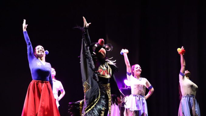 Bailarines y músicos participando en el XI Encuentro de Danzas Mixtas Frecuencia Chilena en el Centro Cultural de Lautaro