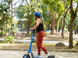 Scooters electricos de JET estacionados en la calle promoviendo la movilidad sostenible en Chile.