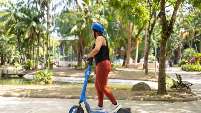 Scooters electricos de JET estacionados en la calle promoviendo la movilidad sostenible en Chile.