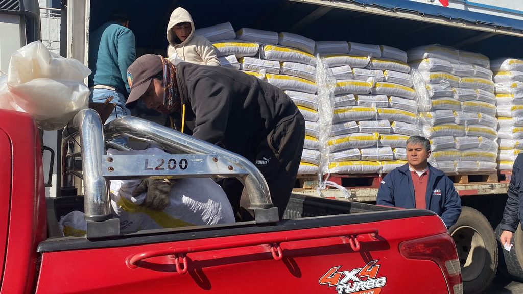 Sacos de concentrado animal siendo entregados a agricultores afectados por inundaciones en Carahue