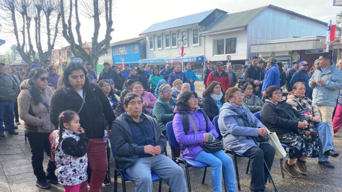 Sacos de concentrado animal siendo entregados a agricultores afectados por inundaciones en Carahue