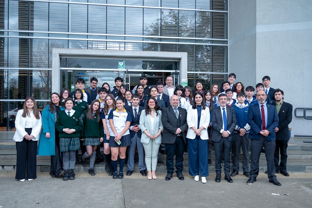 Estudiantes del equipo Los Desafiantes del Colegio Scole Creare celebrando tras ganar el Torneo Delibera en la UFRO.