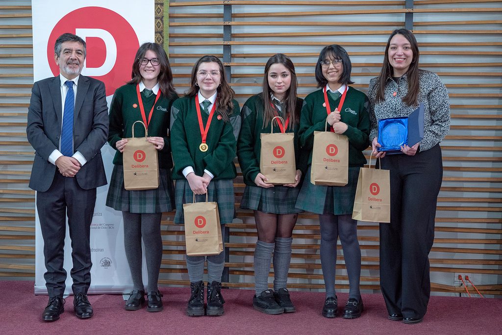 Estudiantes del equipo Los Desafiantes del Colegio Scole Creare celebrando tras ganar el Torneo Delibera en la UFRO.