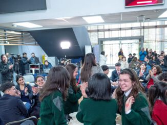 Estudiantes del equipo Los Desafiantes del Colegio Scole Creare celebrando tras ganar el Torneo Delibera en la UFRO.