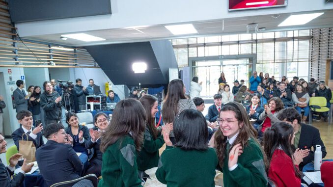 Estudiantes del equipo Los Desafiantes del Colegio Scole Creare celebrando tras ganar el Torneo Delibera en la UFRO.