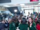 Estudiantes del equipo Los Desafiantes del Colegio Scole Creare celebrando tras ganar el Torneo Delibera en la UFRO.