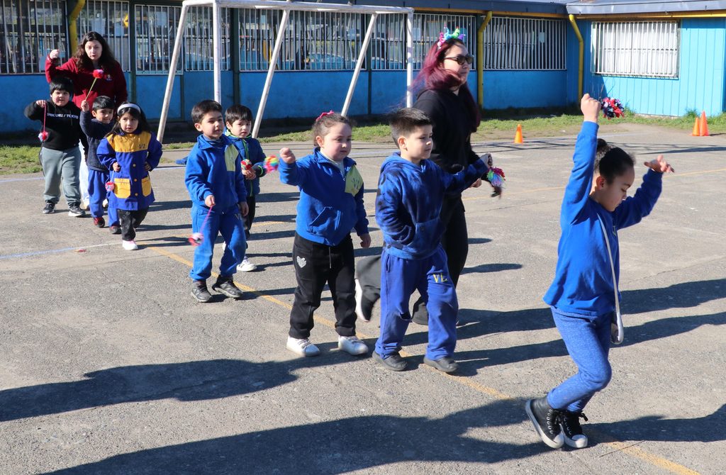 Estudiantes de la Escuela Valentín Letelier ensayando coreografías para su gala folclórica de Fiestas Patrias.
