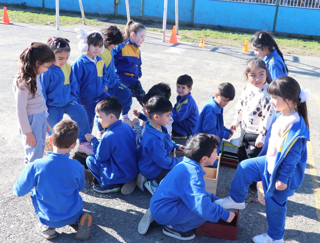 Estudiantes de la Escuela Valentín Letelier ensayando coreografías para su gala folclórica de Fiestas Patrias.