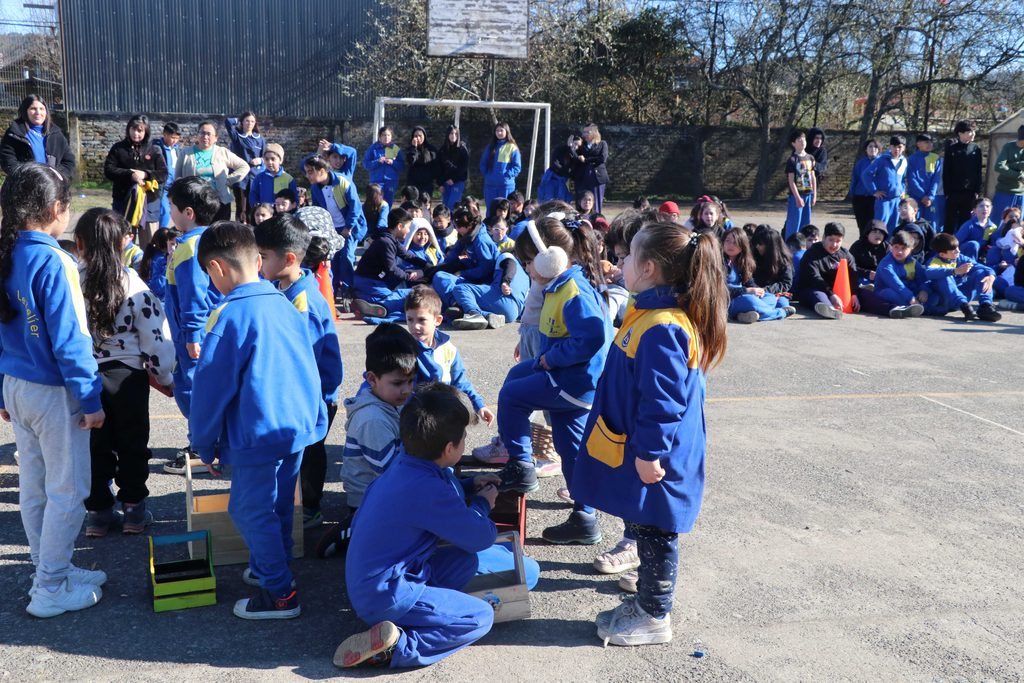 Estudiantes de la Escuela Valentín Letelier ensayando coreografías para su gala folclórica de Fiestas Patrias.