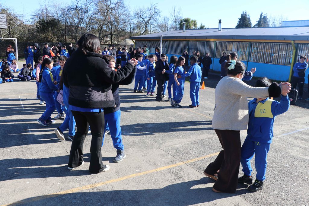 Estudiantes de la Escuela Valentín Letelier ensayando coreografías para su gala folclórica de Fiestas Patrias.