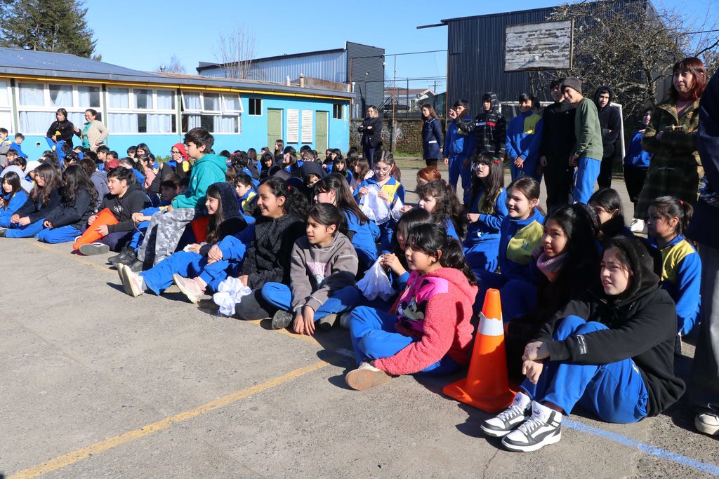 Estudiantes de la Escuela Valentín Letelier ensayando coreografías para su gala folclórica de Fiestas Patrias.