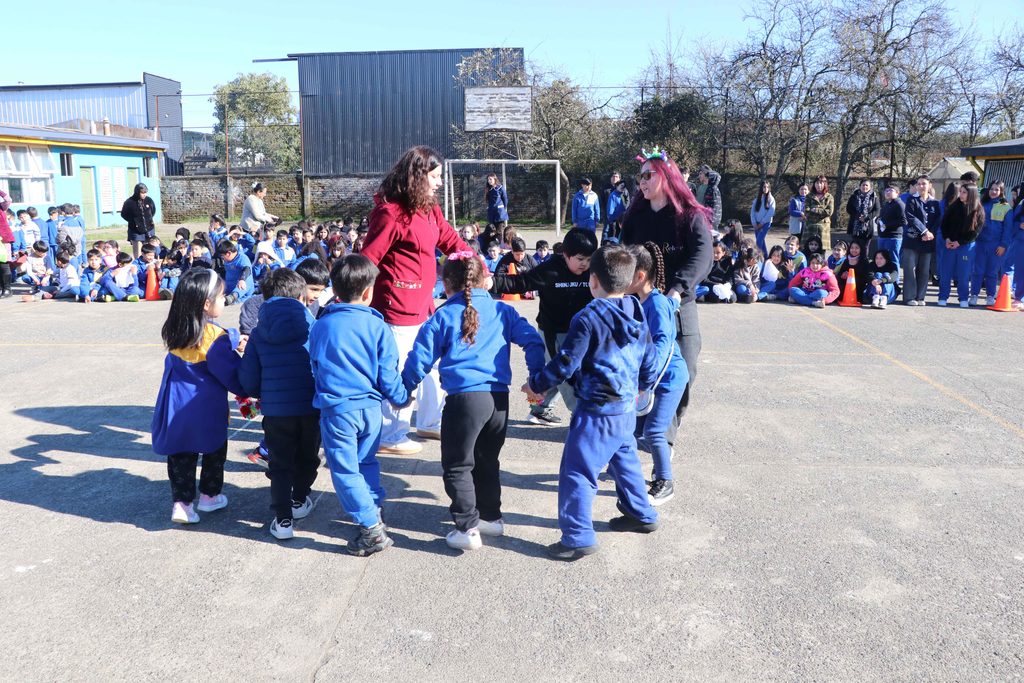 Estudiantes de la Escuela Valentín Letelier ensayando coreografías para su gala folclórica de Fiestas Patrias.