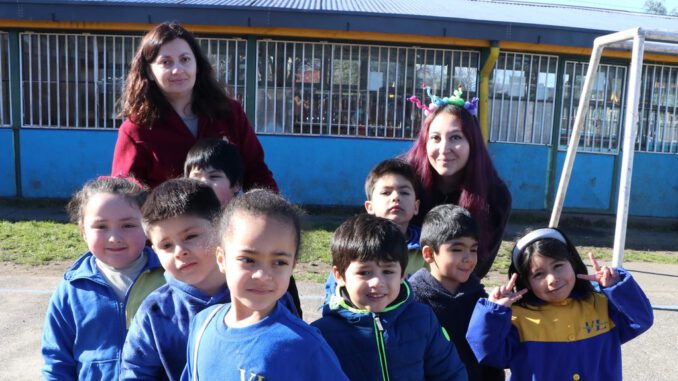 Estudiantes de la Escuela Valentín Letelier ensayando coreografías para su gala folclórica de Fiestas Patrias.