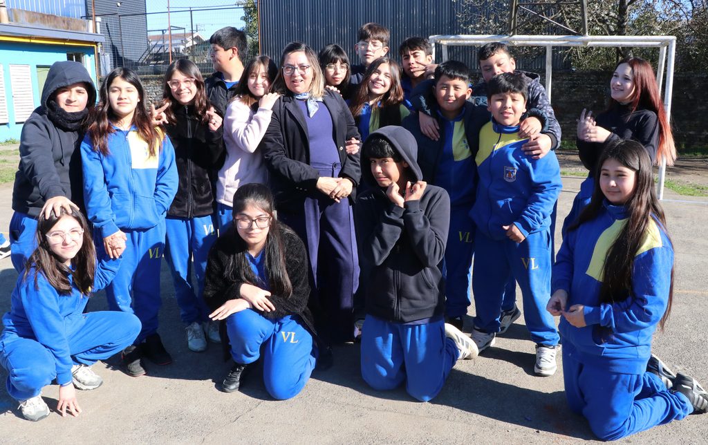 Estudiantes de la Escuela Valentín Letelier ensayando coreografías para su gala folclórica de Fiestas Patrias.