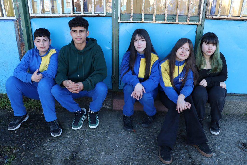 Estudiantes de la Escuela Valentín Letelier ensayando coreografías para su gala folclórica de Fiestas Patrias.