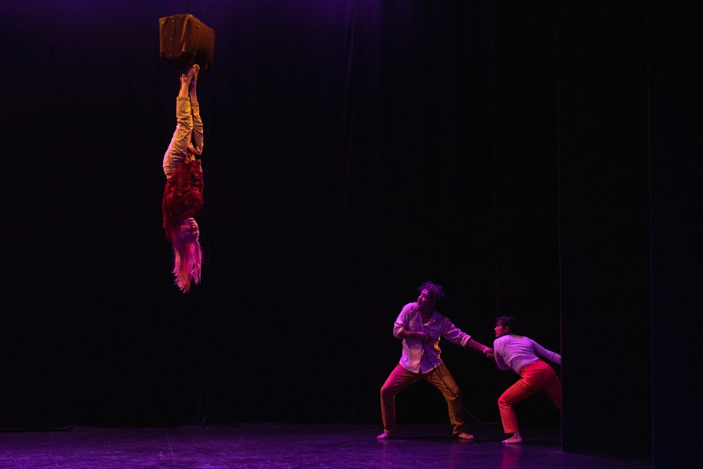 Presentación de la obra de circo-teatro Migrantes en el Espacio de Creación Artística Txawün