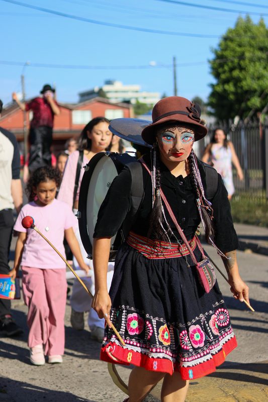 Presentación de la obra de circo-teatro Migrantes en el Espacio de Creación Artística Txawün