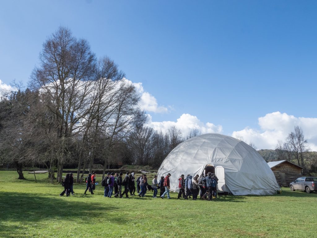 Presentación de la obra de circo-teatro Migrantes en el Espacio de Creación Artística Txawün