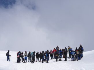 Estudiantes del Liceo Bicentenario de Pucón durante una jornada educativa en el volcán Villarrica