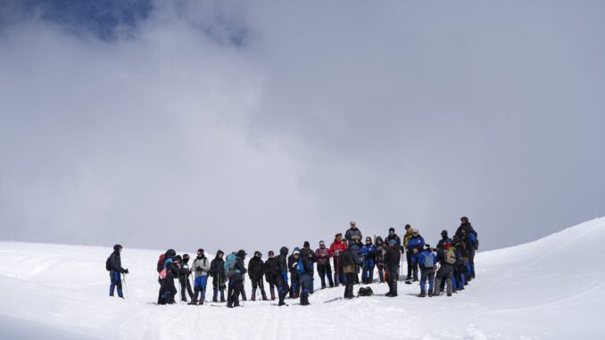 Estudiantes del Liceo Bicentenario de Pucón durante una jornada educativa en el volcán Villarrica