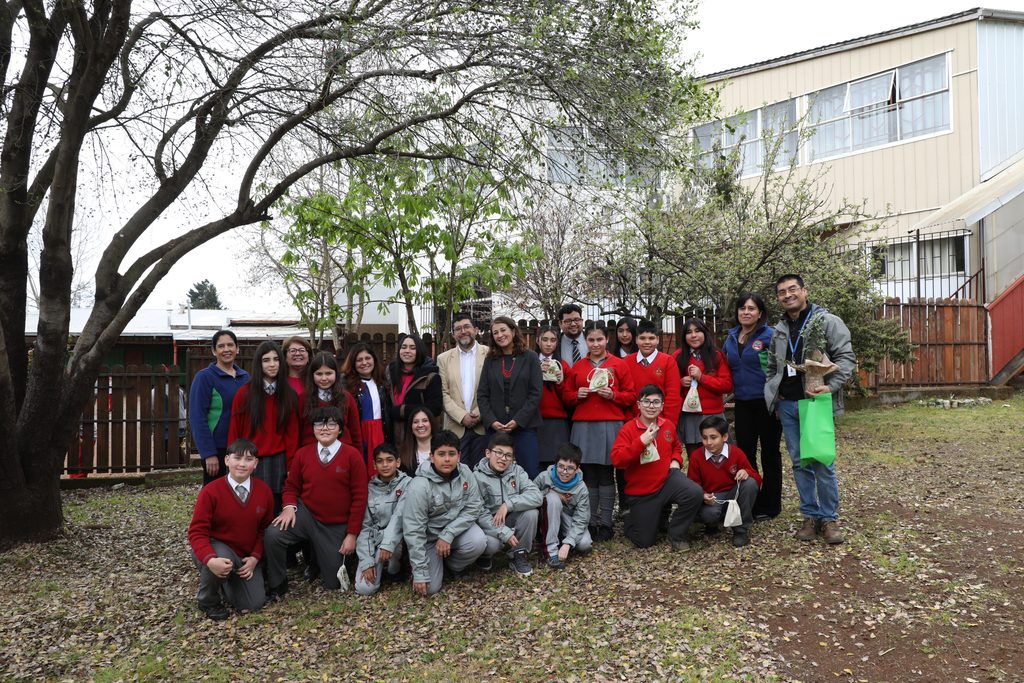 Estudiantes de La Araucanía participando en un conversatorio sobre la escasez hídrica y el cuidado del agua