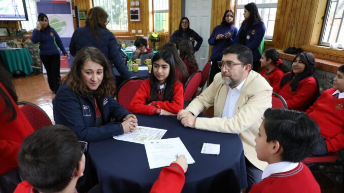Estudiantes de La Araucanía participando en un conversatorio sobre la escasez hídrica y el cuidado del agua