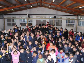 Estudiantes de la Escuela Standard interactuando con músicos de la Orquesta Filarmónica de Temuco en una jornada educativa.