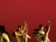 Bailarines de danza contemporanea realizando una interpretacion artistica al aire libre en La Araucania durante el Festival MAGMA