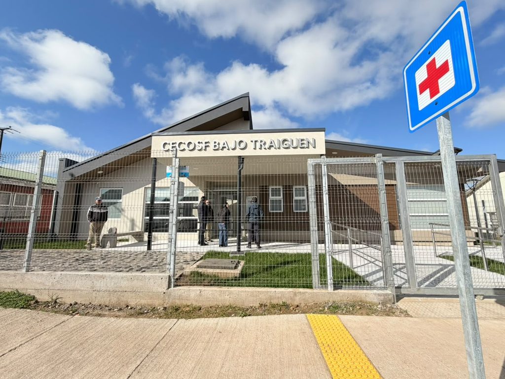 Entrega oficial del nuevo centro de salud familiar Cecosf Bajo Traiguén con autoridades regionales