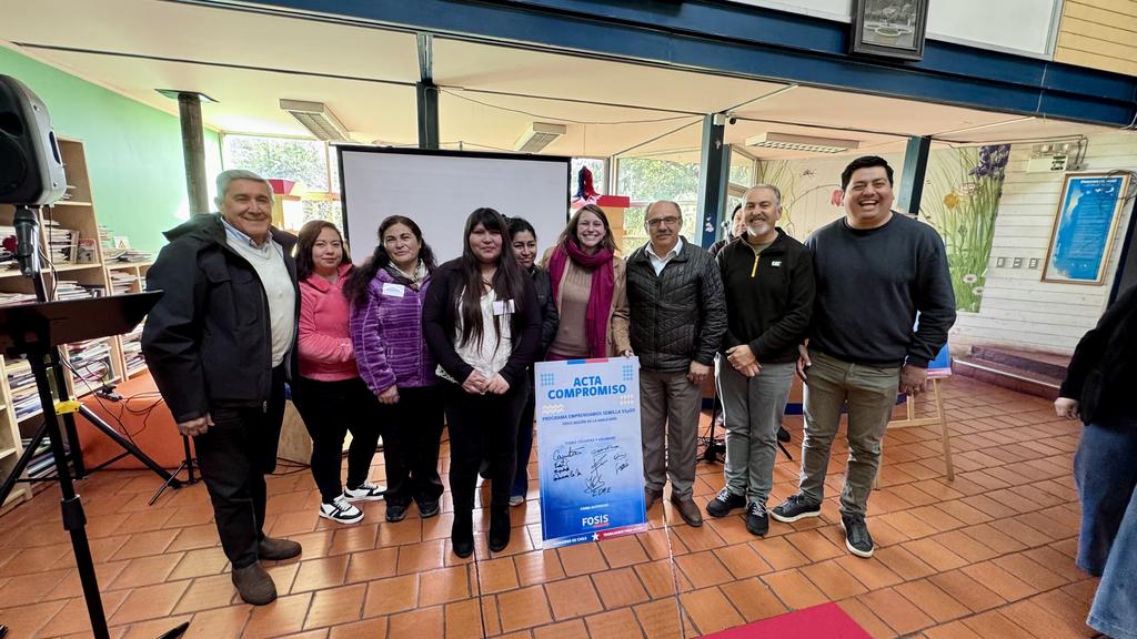 Autoridades y emprendedores en la ceremonia de lanzamiento del programa Emprendamos Semilla del FOSIS