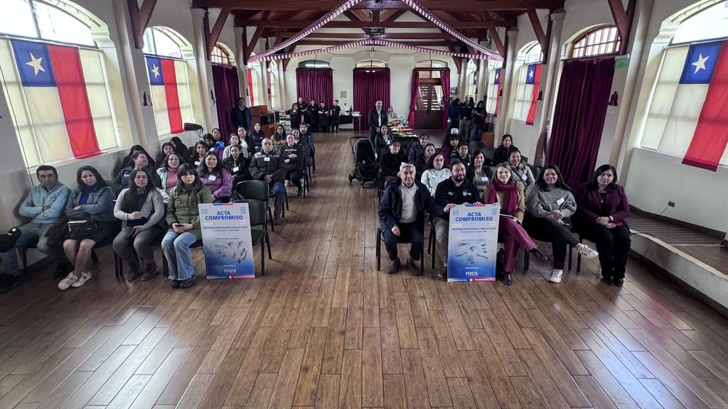 Autoridades y emprendedores en la ceremonia de lanzamiento del programa Emprendamos Semilla del FOSIS