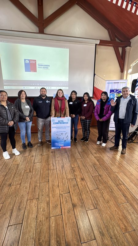 Autoridades y emprendedores en la ceremonia de lanzamiento del programa Emprendamos Semilla del FOSIS