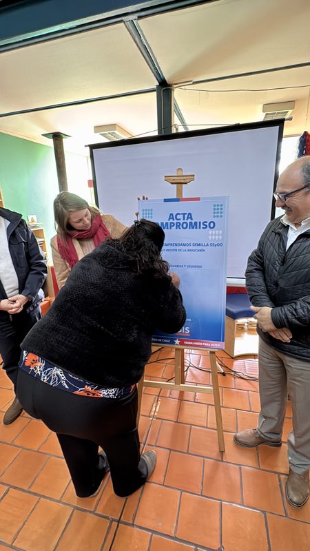 Autoridades y emprendedores en la ceremonia de lanzamiento del programa Emprendamos Semilla del FOSIS